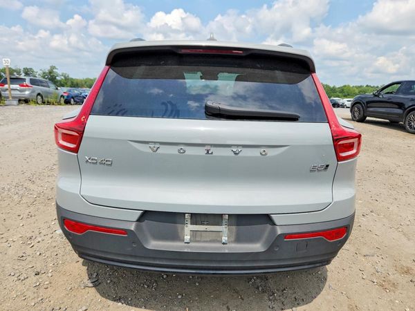 2024 VOLVO XC40 Ultimate Dark