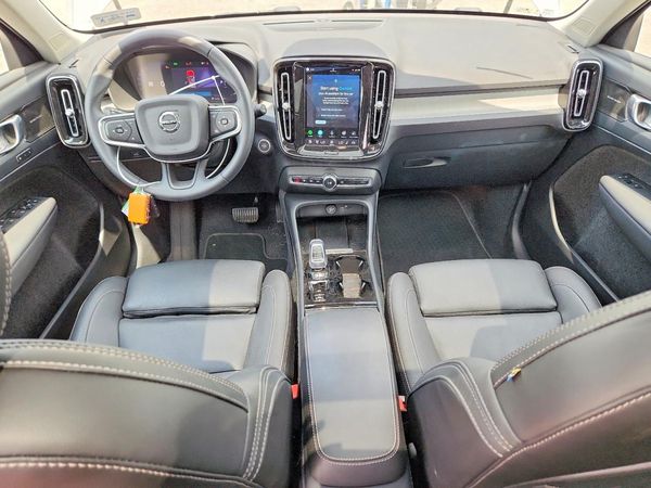 2024 VOLVO XC40 Ultimate Dark