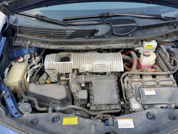 2015 TOYOTA PRIUS — Engine bay