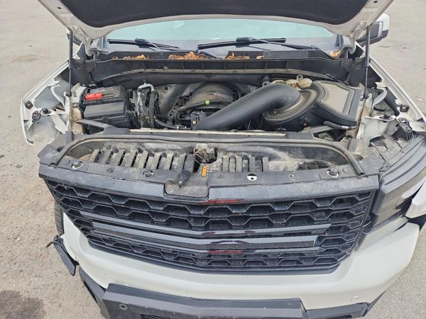 2020 CHEVROLET SILVERADO High Country — Engine bay