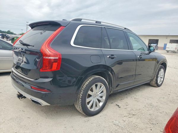 2017 VOLVO XC90 Momentum
