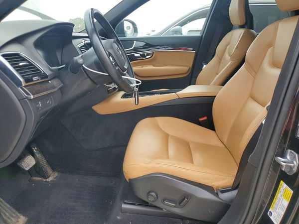 2017 VOLVO XC90 Momentum