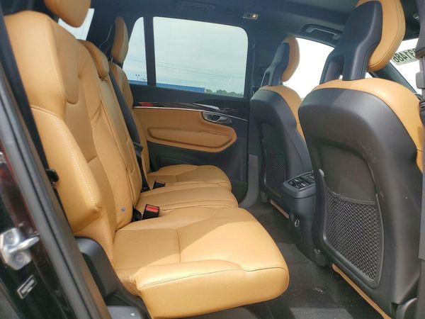 2017 VOLVO XC90 Momentum