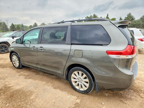 2012 TOYOTA SIENNA