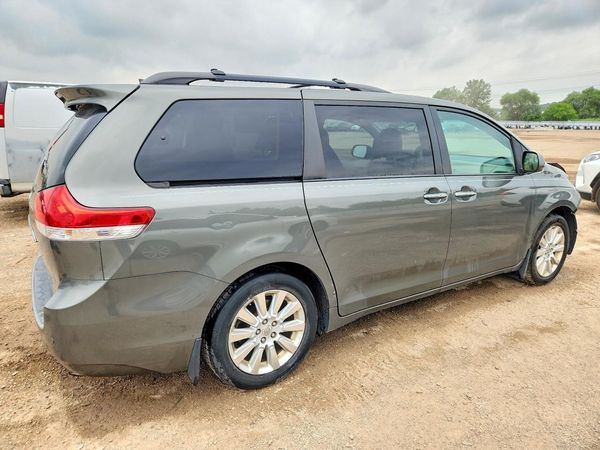 2012 TOYOTA SIENNA