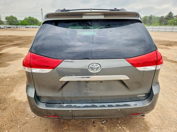 2012 TOYOTA SIENNA