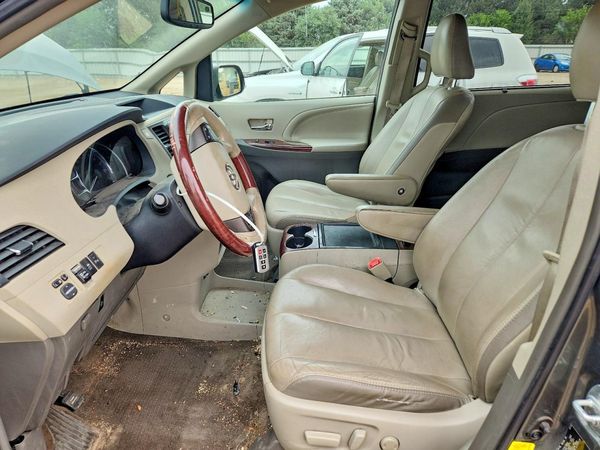 2012 TOYOTA SIENNA