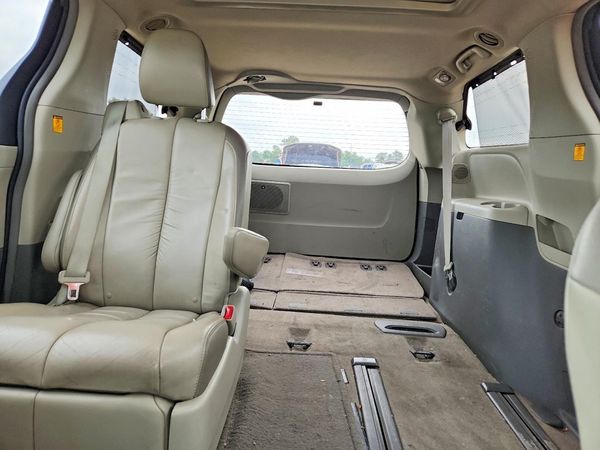 2012 TOYOTA SIENNA