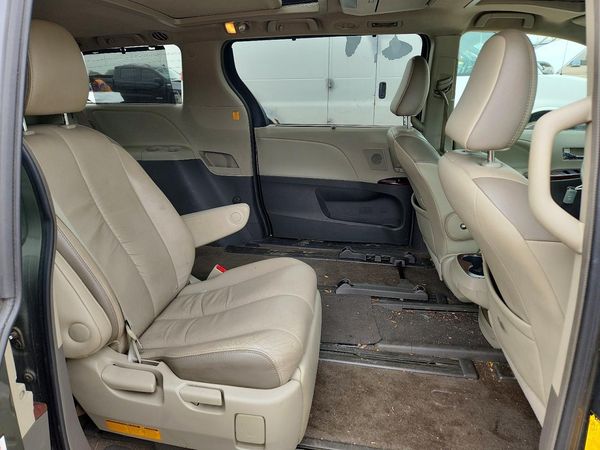 2012 TOYOTA SIENNA