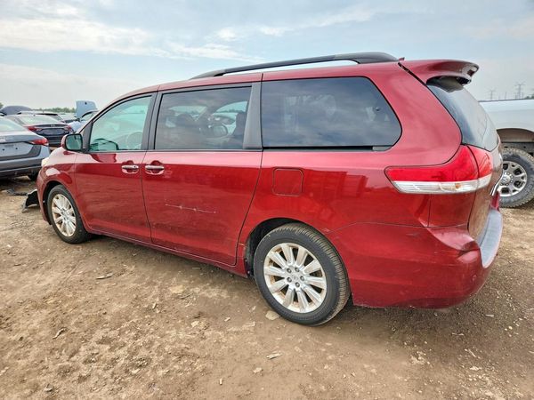 2012 TOYOTA SIENNA