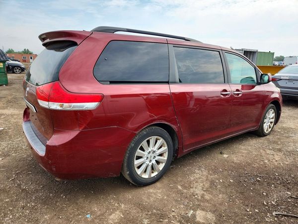 2012 TOYOTA SIENNA