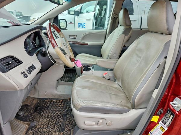 2012 TOYOTA SIENNA