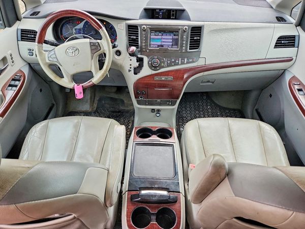 2012 TOYOTA SIENNA
