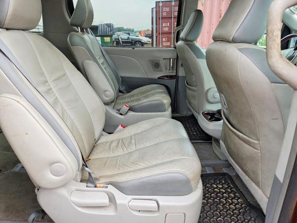 2012 TOYOTA SIENNA