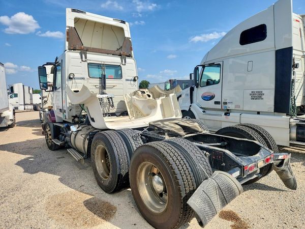 2015 VOLVO VNL