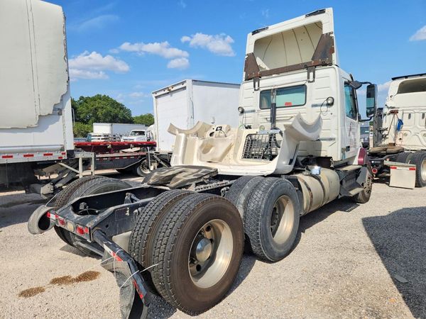 2015 VOLVO VNL