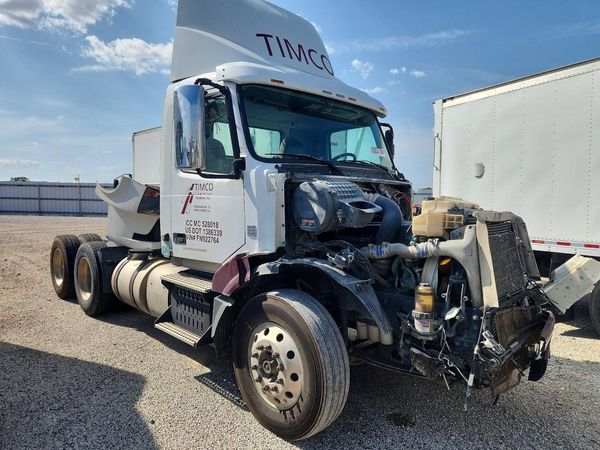 2015 VOLVO VNL