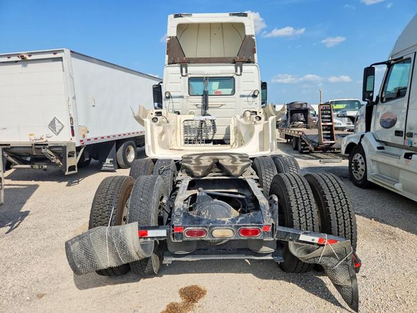 2015 VOLVO VNL