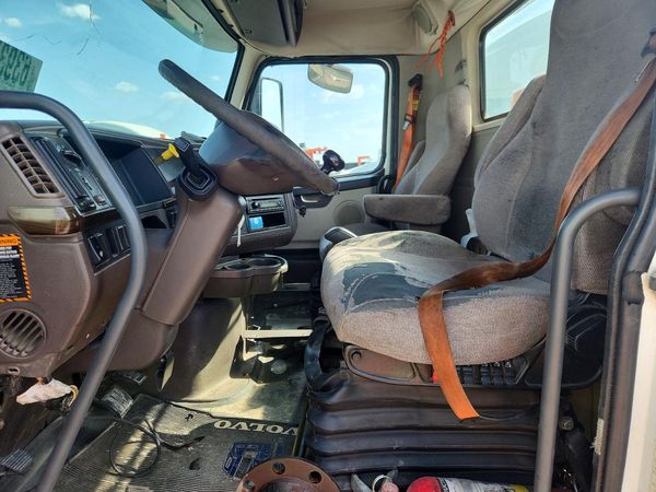 2015 VOLVO VNL