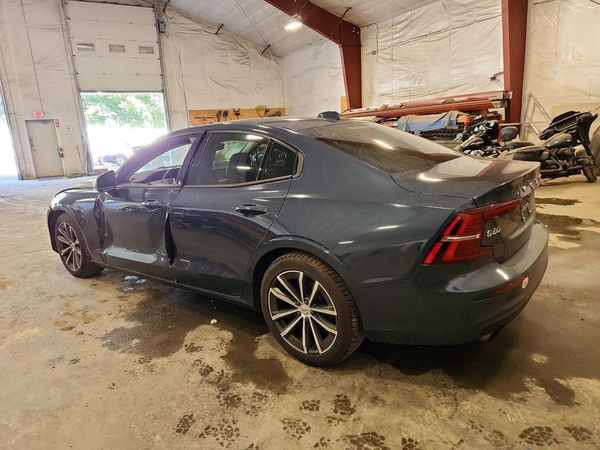 2021 VOLVO S60 Momentum