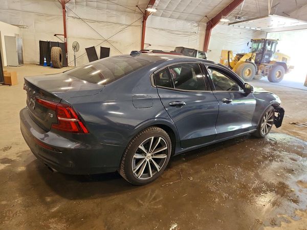 2021 VOLVO S60 Momentum