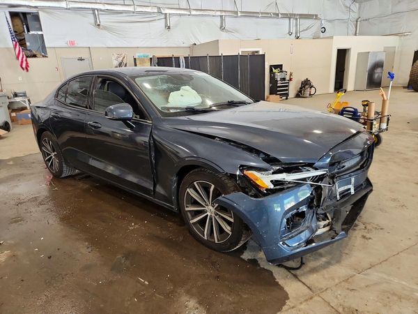 2021 VOLVO S60 Momentum