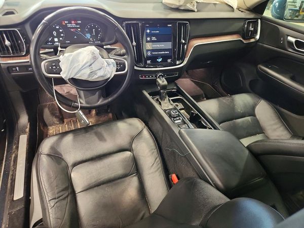 2021 VOLVO S60 Momentum