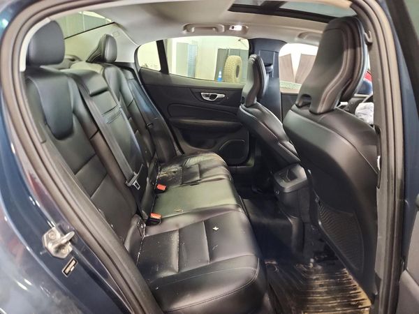 2021 VOLVO S60 Momentum