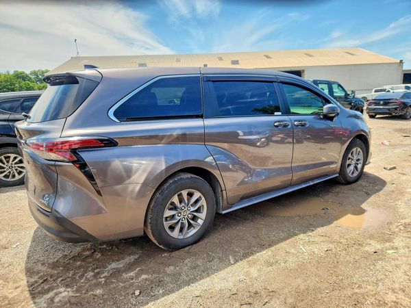 2021 TOYOTA SIENNA LE