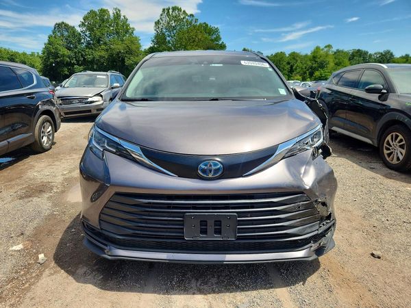 2021 TOYOTA SIENNA LE
