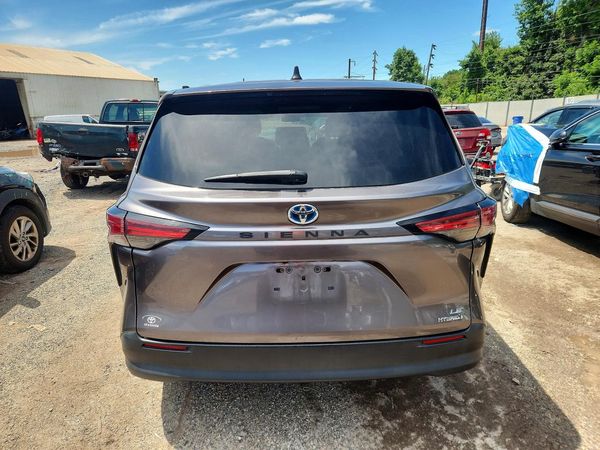 2021 TOYOTA SIENNA LE