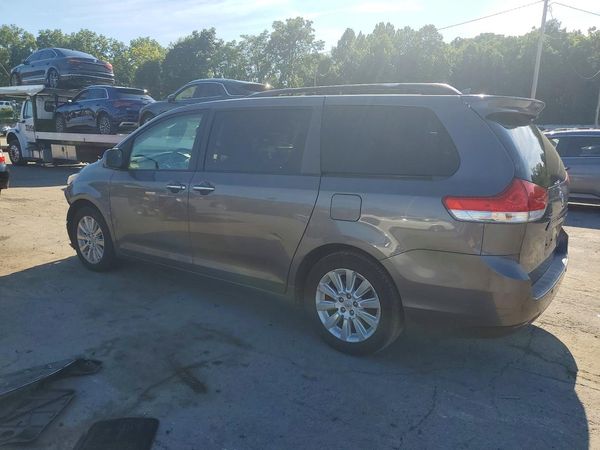 2012 TOYOTA SIENNA