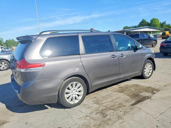 2012 TOYOTA SIENNA