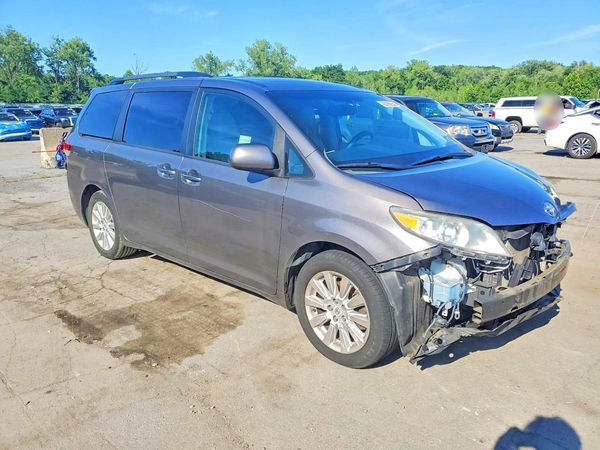 2012 TOYOTA SIENNA
