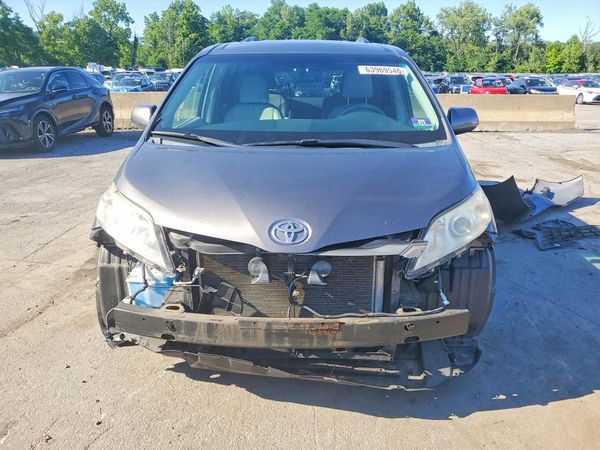 2012 TOYOTA SIENNA