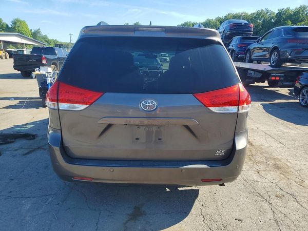 2012 TOYOTA SIENNA
