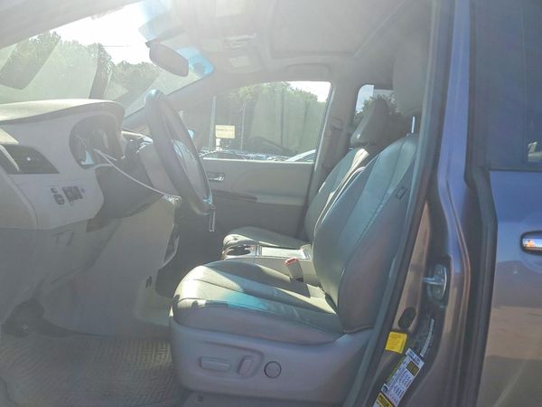 2012 TOYOTA SIENNA