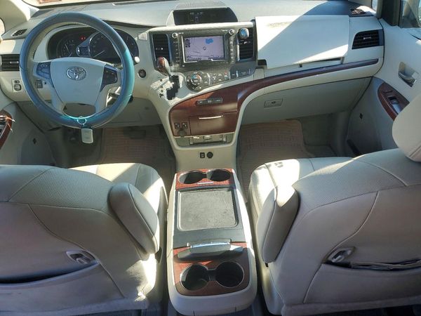 2012 TOYOTA SIENNA