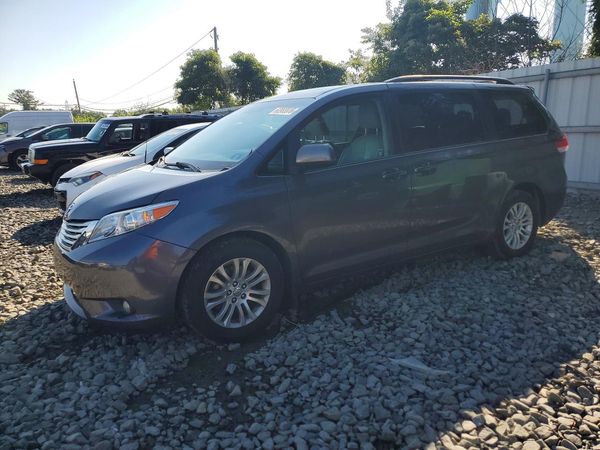 2013 TOYOTA SIENNA