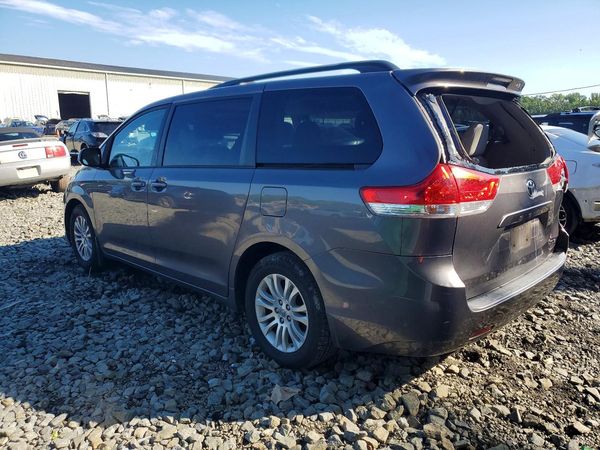 2013 TOYOTA SIENNA
