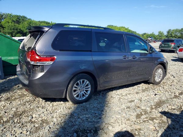 2013 TOYOTA SIENNA