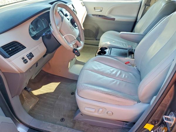 2013 TOYOTA SIENNA