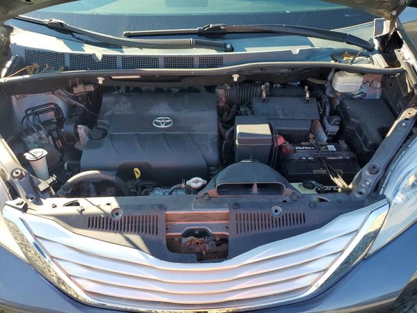2013 TOYOTA SIENNA