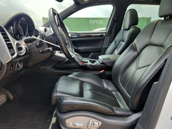 2017 PORSCHE CAYENNE
