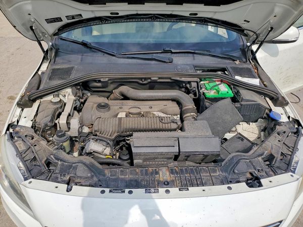 2015 VOLVO S60 Premier (non R design)