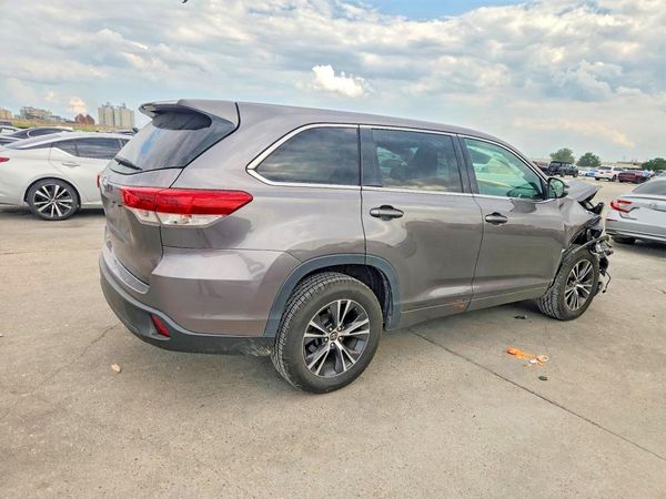2018 TOYOTA HIGHLANDER LE