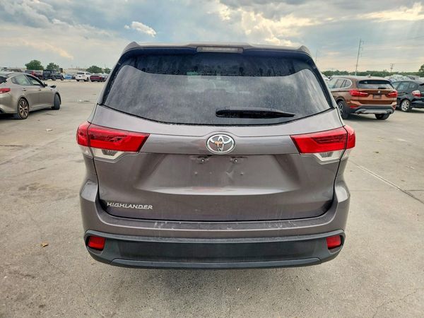 2018 TOYOTA HIGHLANDER LE