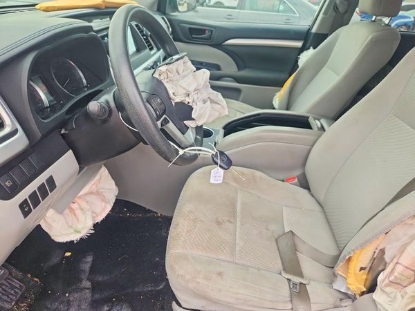 2018 TOYOTA HIGHLANDER LE