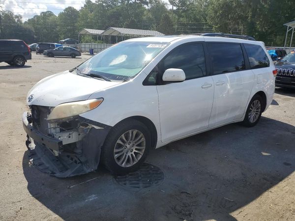 2012 TOYOTA SIENNA