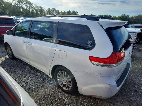 2012 TOYOTA SIENNA